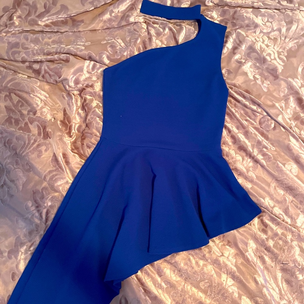 Beautiful dramatic hi-lo style sleeveless top